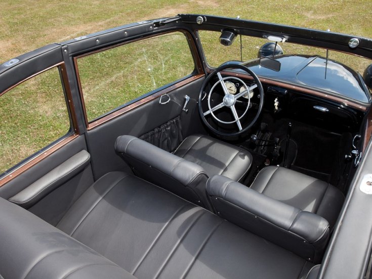 1936 Mercedes-Benz 130H (W23) fekete kabrió, műszerfal és hátsó üléssor, lehúzott tető, felülnézet