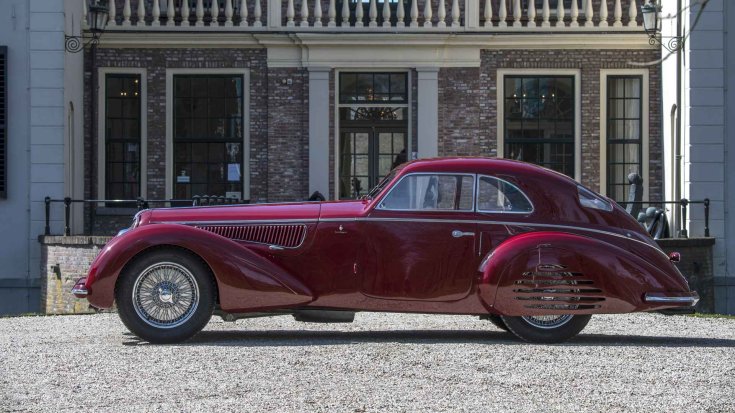 1939-es Alfa Romeo 8C 2900B Touring Berlinetta, utcán egy ház előtt, oldalról