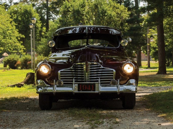 1941 Buick Series 50, RM Sotheby’s, bordó, elölnézet