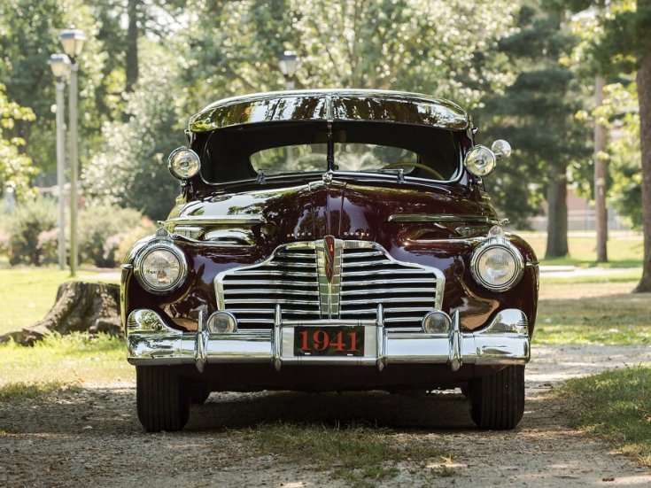 1941 Buick Super Sedanette, bordó, elölnézet, szemből