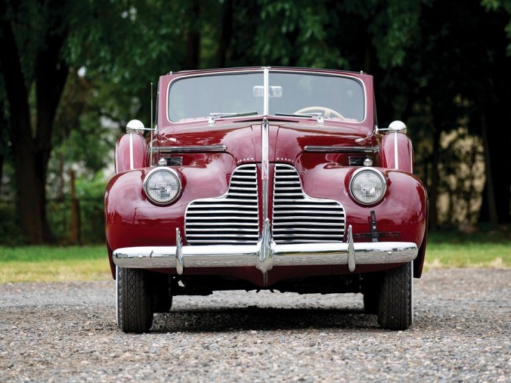 1940 Buick Special Sport Phaeton, meggyvörös kabrió limuzin, elölnézet, szemből, alulról fotózva, háttérben fák