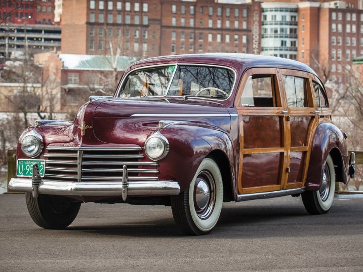 1941 Chrysler Town & Country, bordó kombi, faberakással, elölnézet, oldalnézet, döntve, balra, ráközelítve
