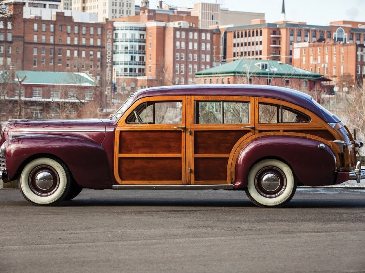 1941 Chrysler Town & Country, bordó kombi, faberakással, oldalnézet, balról, ráközelítve