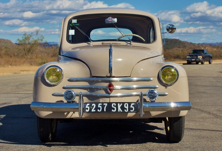 1961 Renault 4CV, mokkabarna, elölnézet
