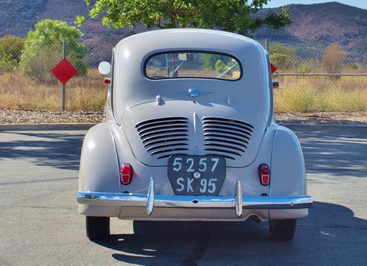 1949 Renault 4CV, mokkabarna, hátulnézet