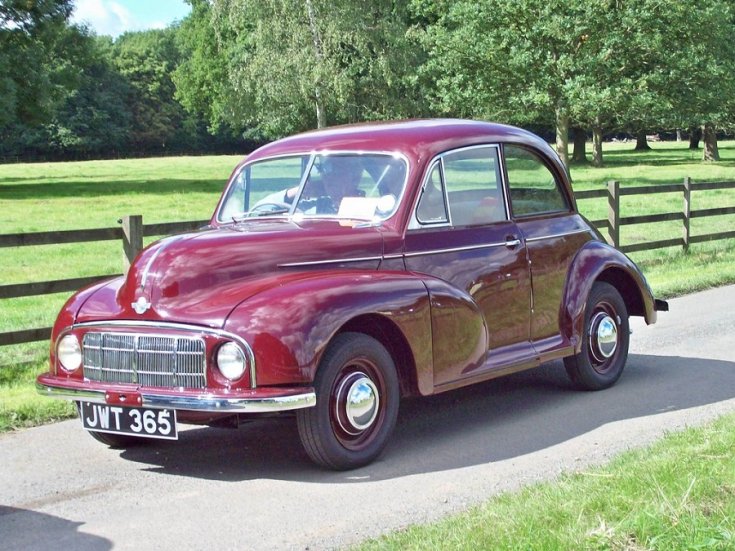 1948 Morris Minor Series MM, 2 ajtós bordó szedán, elölnézet, oldalnézet, oldalról döntve, balról
