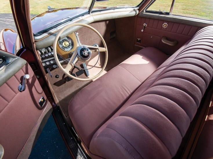 1948 Tucker 48, műszerfal és első üléssor, elölnézet, oldalnézet, balról, nyitott ajtó