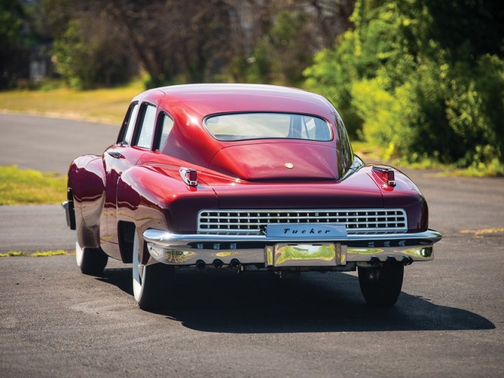 1948 Tucker 48, piros szedán, hátulnézet, oldalnézet, balról