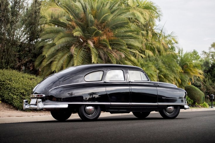 1949 Nash Statesman Airflyte, fekete limuzin, hátulnézet, oldalnézet, jobbról, távolról fotózva, ráközelítve