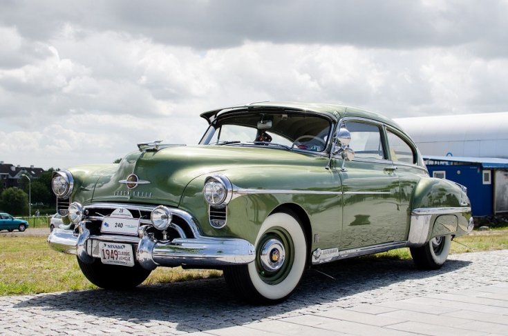 1949 Olsdmobile Futuramic 88, almazöld, elölnézet, oldalnézet, balról, ráközelítve, felhős égbolt