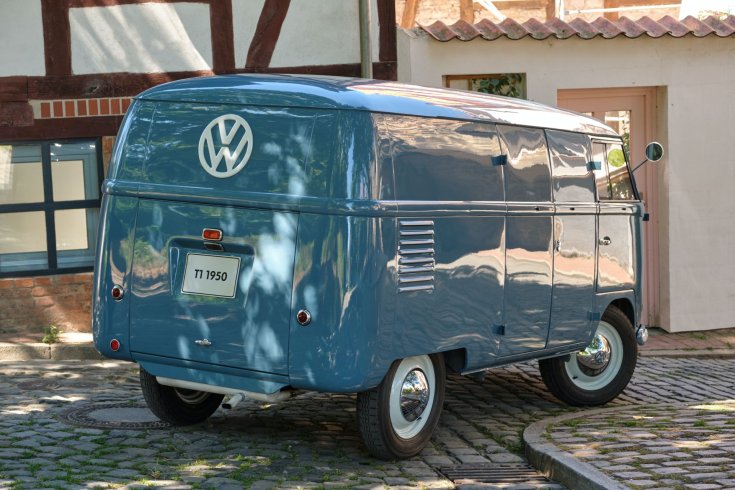 Volkswagen Transporter T1 oldalról fotózva
