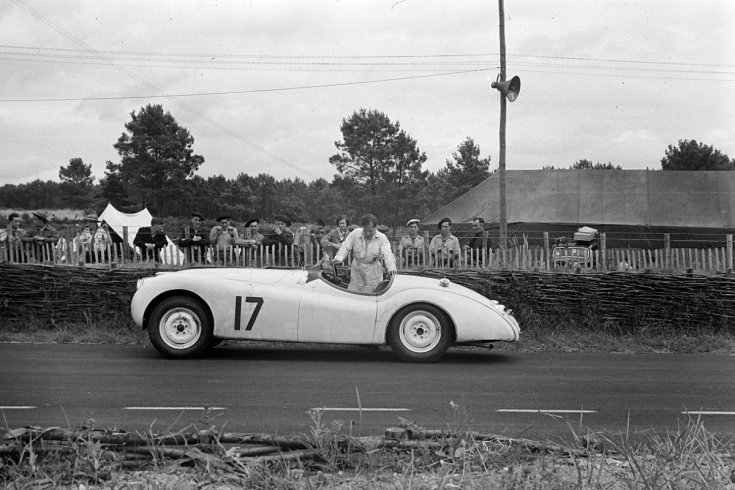 Leslie Johnson és a Jaguar XK120S a pálya szélén