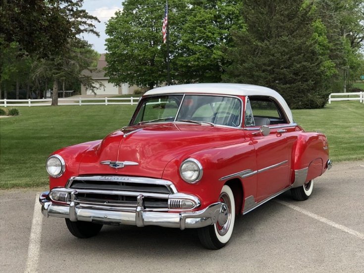 1950 Chevrolet Bel Air, osztott ablakos piros kupé, elölnézet, oldalnézet, balról
