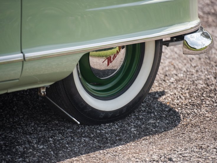 1950 Nash Airflyte Statesman, zöld sedanette, bal hátsó kerék, fedett, ráközelítve
