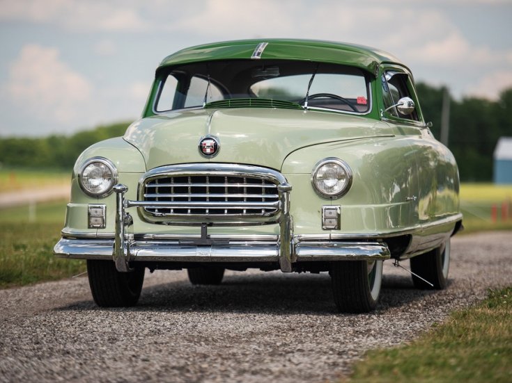 1950 Nash Statesman Airflyte, kéttónusú zöld sedanette, elölnézet, oldalnézet, balról döntve