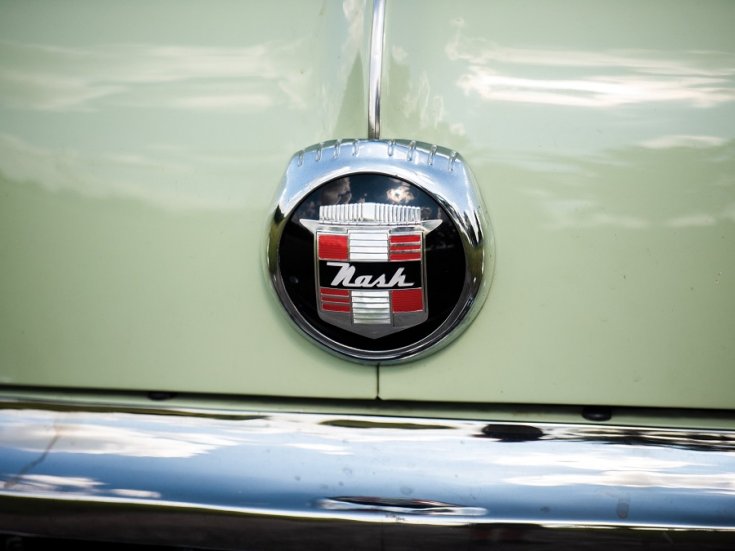 1950 Nash Statesman embléma, elölnézet, szemből, jobbra döntve, ráközelítve
