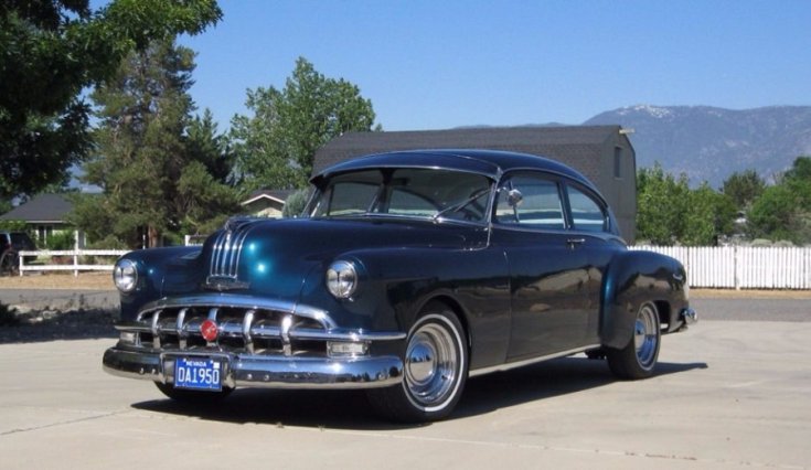 1950 Pontiac Streamliner, kék kupé, restomod, elölnézet, oldalnézet, balról, távolról áközelítve