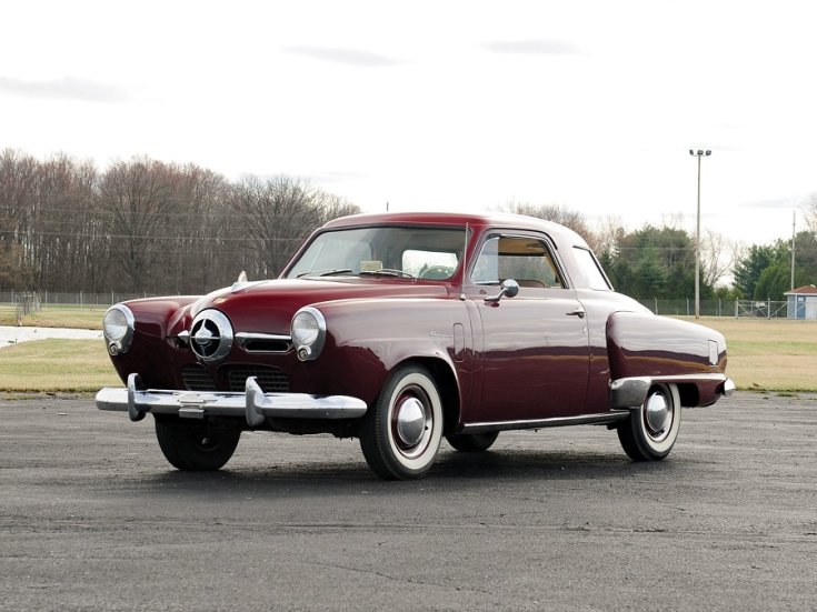 1950 Studebaker Champion, meggyvörös kupé, elölnézet, oldalnézet, balról, távolról