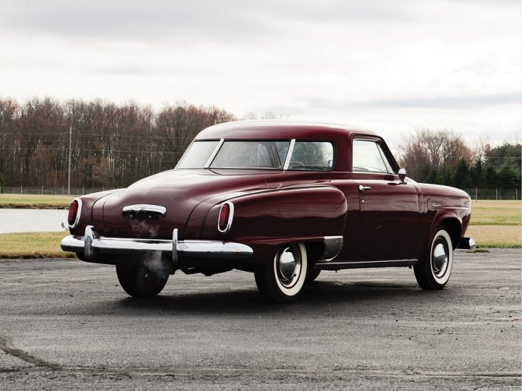 1950 Studebaker Champion, meggyvörös kupé, hátulnézet, oldalnézet, jobbról, távolról