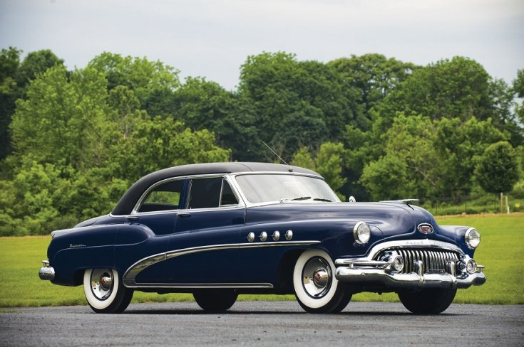 1952 Buick Roadmaster Riviera, sötétkék 4 ajtós szedán, elölnézet, oldalnézet, jobbról döntve, távolról fotózva, ráközelítve