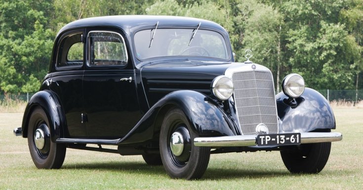 1952 Mercedes-Benz 170V (W136) fekete limuzin, elölnézet, oldalnézet, jobbról, alulról fotózva