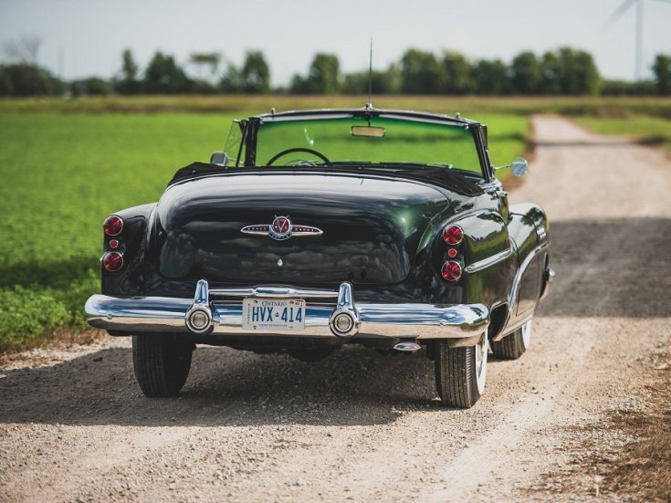 1953 Buick Super, mélyzöld, kabrió, hátulnézet, oldalnézet, jobbról döntve, távolról