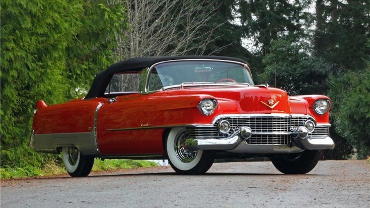 1954 Cadillac Eldorado, vörös kabrió fekete tetővel, elölnézet, oldalnézet, jobbról, ráközelítve