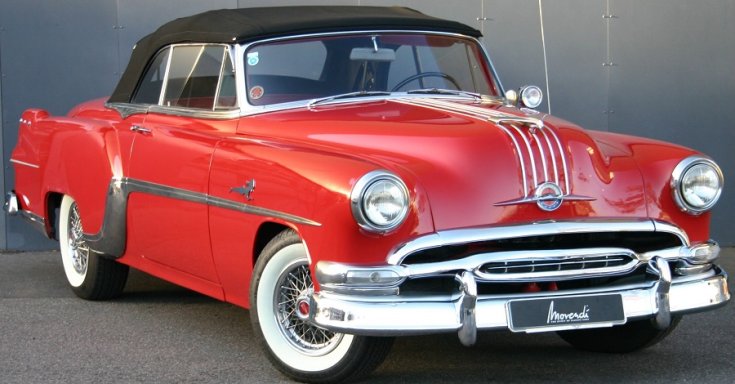 1954 Pontiac Chieftain Deluxe kabrió, vörös, fekete puhatető, oldal/elölnézet, balról