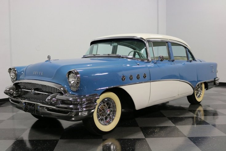 1955 Buick Roadmaster, babakék és fehér, szedán, elölnézet, oldalnézet, döntve, balról