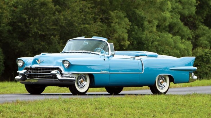 1955 Cadillac Eldorado, világoskék kabrió, elölnézet, oldalnézet, balról, távolról ráközelítve