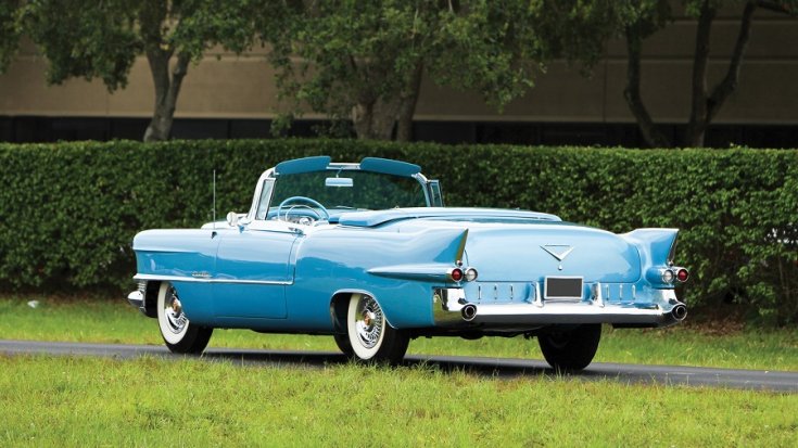 1955 Cadillac Eldorado, világoskék kabrió, elölnézet, oldalnézet, balról, távolról fotózva, ráközelítve