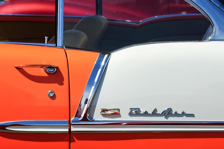 1955 Chevrolet Bel Air hardtop kupé, oldalnézet, balról, ráközelítve az emlémára