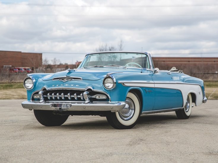 1955 DeSoto Fireflite, kék-fehér kabrió, elölnézet, oldalnézet, balról