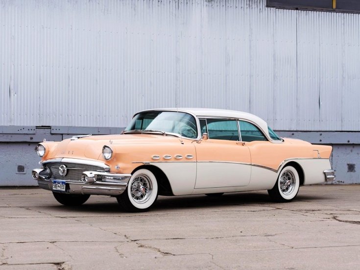 1956 Buick Roadmaster Riviera kupé, kéttónusú bézs és fehér, elölnézet, oldalnézet, döntve balról, távolról fotózva, ráközelítve