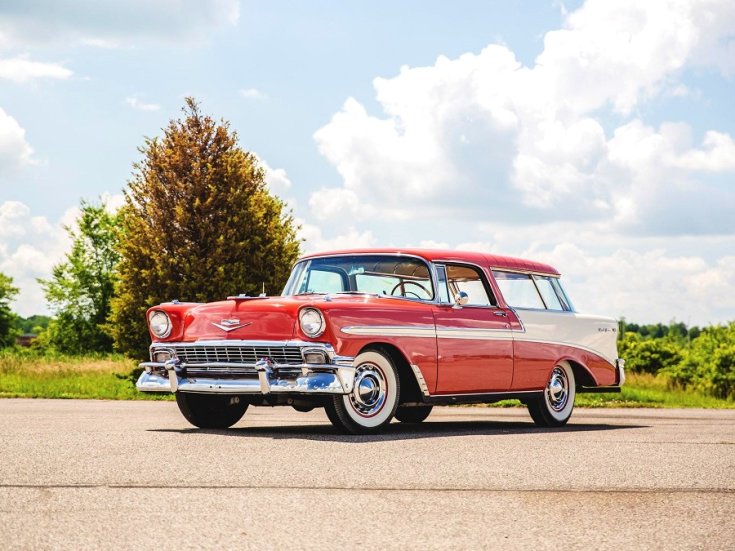 1956 Chevrolet Bel Air Nomad, vörös kombi, elölnézet, oldalnézet, balról, távolról fotózva, ráközelítve, lankás háttér fákkal