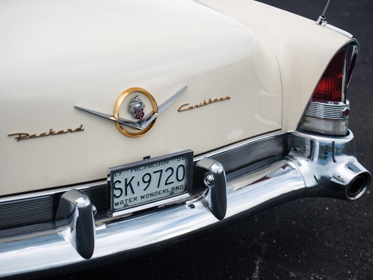 1956 Packard 400 Caribbean, fehér kabrió, hátulnézet, oldalnézet, balról döntve, közelről