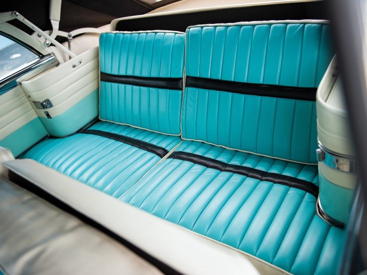1956 Packard 400 Caribbean, fehér kabrió, hátsó üléssor, hátranézet, oldalról döntve, jobbról, ráközelítve