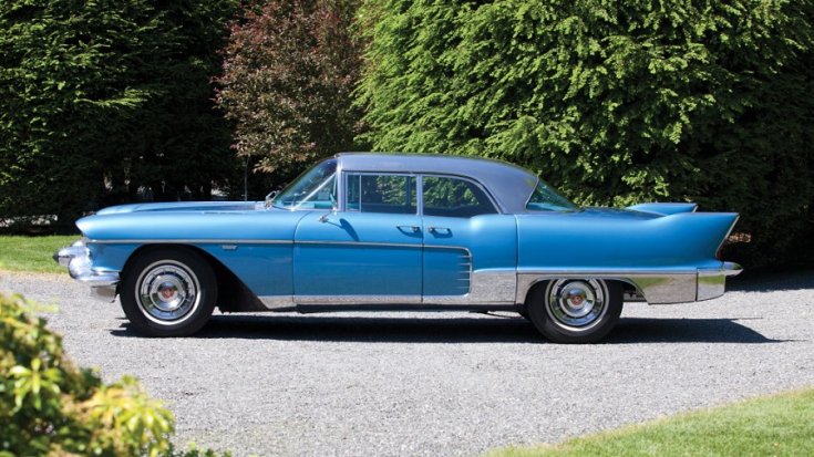 1957 Cadillac Eldorado Brougham, kék öngyilkos ajtós limuzin, elölnézet, oldalnézet, balról, távolról ráközelítve