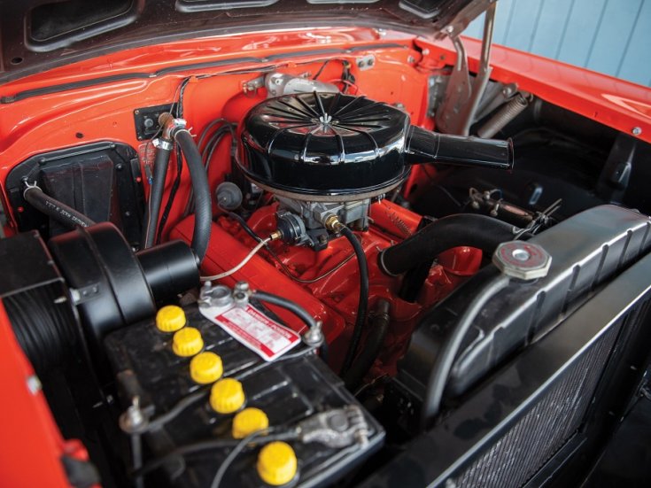 1957 Chevrolet Bel Air, nyitott motortér, elölnézet, oldalnézet, jobbról