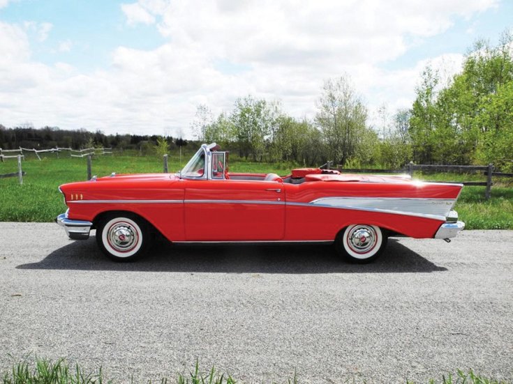 1957 Chevrolet Bel Air, kabrió, piros, lehúzott tető, oldalnézet, balról