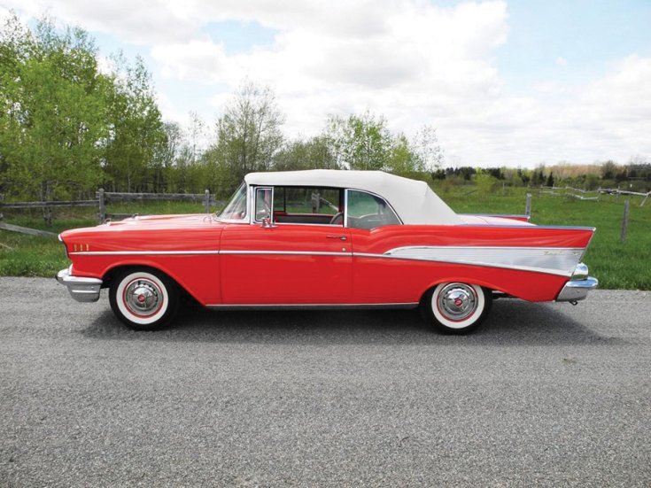 1957 Chevrolet Bel Air, kabrió, piros, felhúzott tető, oldalnézet, balról