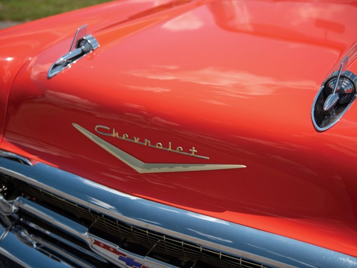 1957 Chevy Bel Air, piros, krómozott orrdíszek, elölnézet, oldalnézet, balról