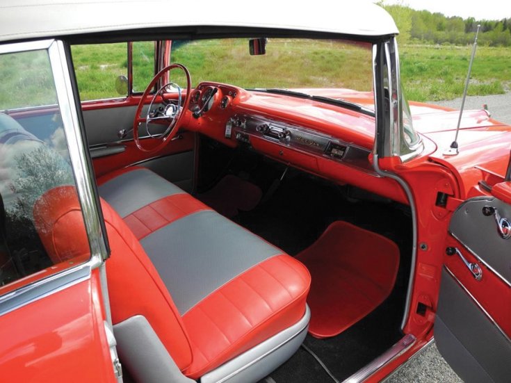 1957 Chevrolet Bel Air, piros kabrió, első üléssor, oldalnézet, jobbról, kívülről