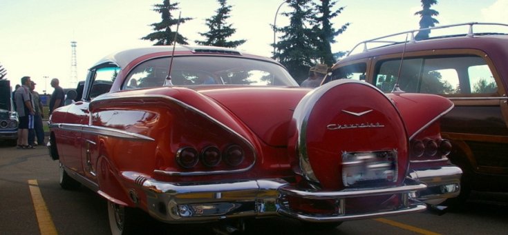1958 Chevrolet Impala, vörös kupé Continental Kittel, hátulnézet, oldalra döntve, balra