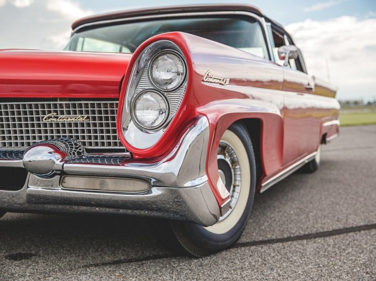 1958 Continental Mark III, piros kupé, elölnézet, bal első lámpákra közelítve, döntve, jobbról