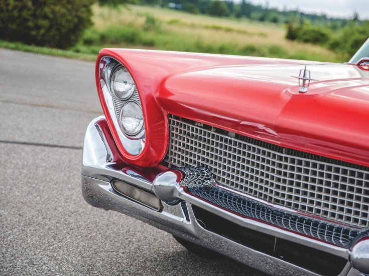 1958 Continental Mark III, vörös kabrió, jobb első fények és hűtőrács, balról döntött kép