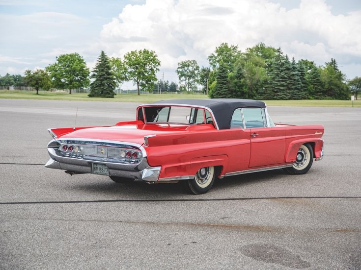 1958 Continental Mark III, vörös kabrió, hátulnézet, oldalnézet, jobbról