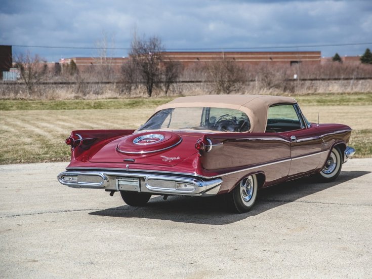 1958 Imperial Crown, bordó kabrió, hátulnézet, oldalnézet, jobbról