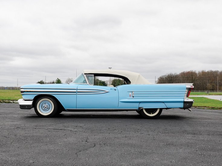 1958 GM Oldsmobile Super 88, baba kék, kabrió, oldalnézet, balról, távolról