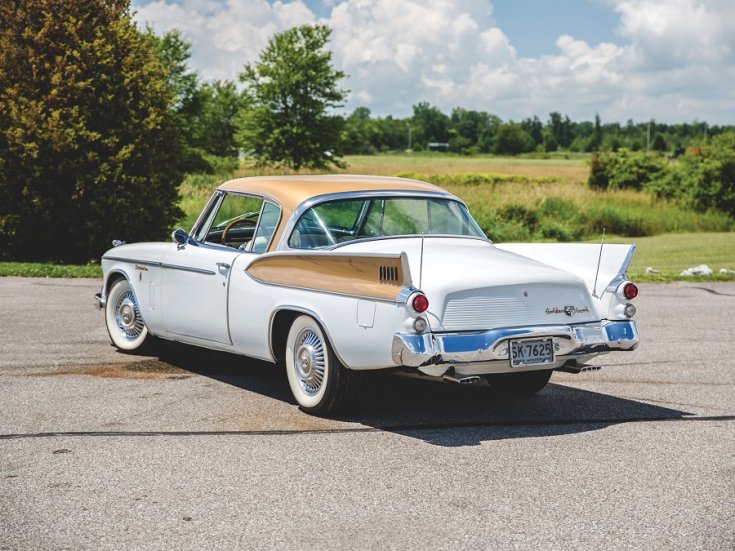 1958 Studebaker Golden Hawk, kéttónusú fehér és arany festés, hátulnézet, oldalnézet, balról döntve, alulról fotózva